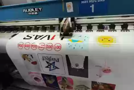 In Decal dán kính theo yêu cầu nâng tầm không gian thương hiệu