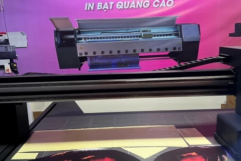 In UV phẳng mica cao cấp cho bảng hiệu, logo, tranh trang trí