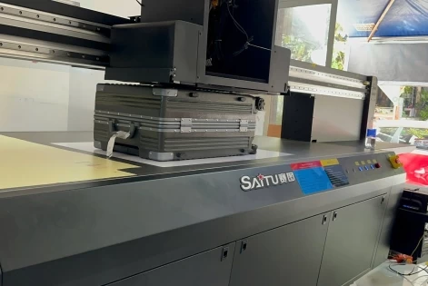 In UV phẳng trên gỗ, kính, mica bền màu, sắc nét 100%