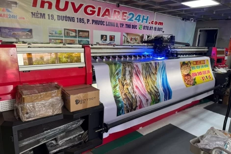 Ứng dụng của in UV trong quảng cáo tủ, biển hiệu, standee