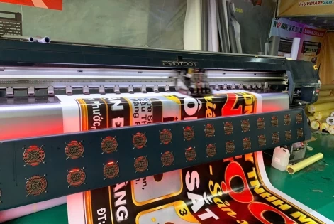 Ứng dụng thực tế của in UV bạt không gân trong thiết kế quảng cáo