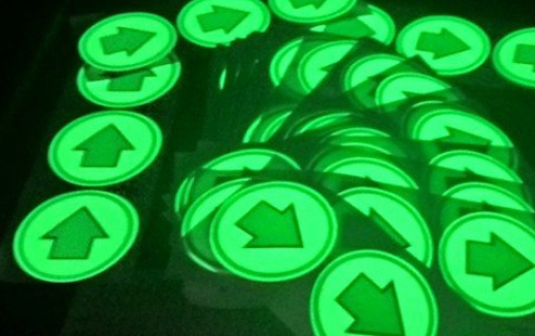 Cắt Bế Logo Tem Nhãn Decal Dạ Quang