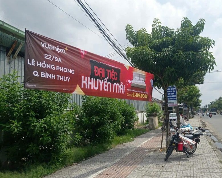 In băng rôn treo ngoài trời
