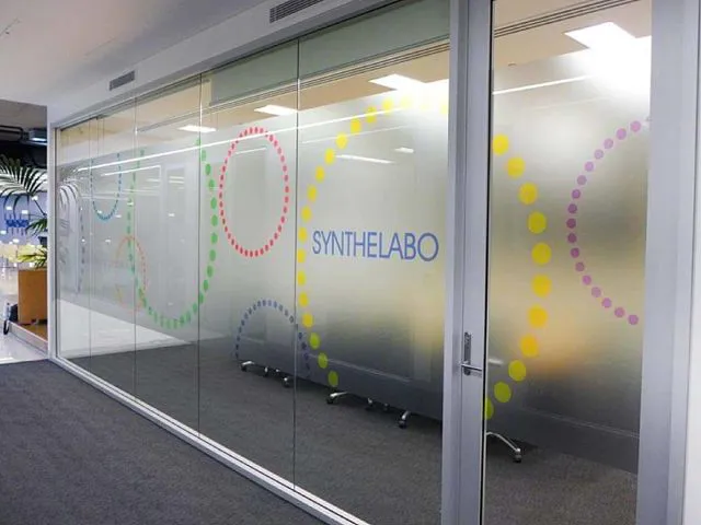 In decal mờ dán kính