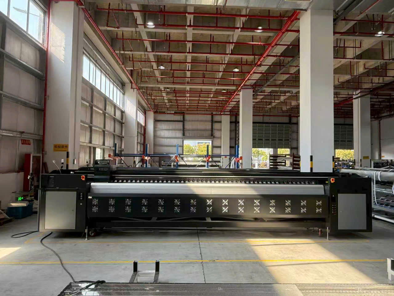 In UV Khổ lớn Sức hút từ những ưu điểm vượt trội thách thức mọi giới hạn