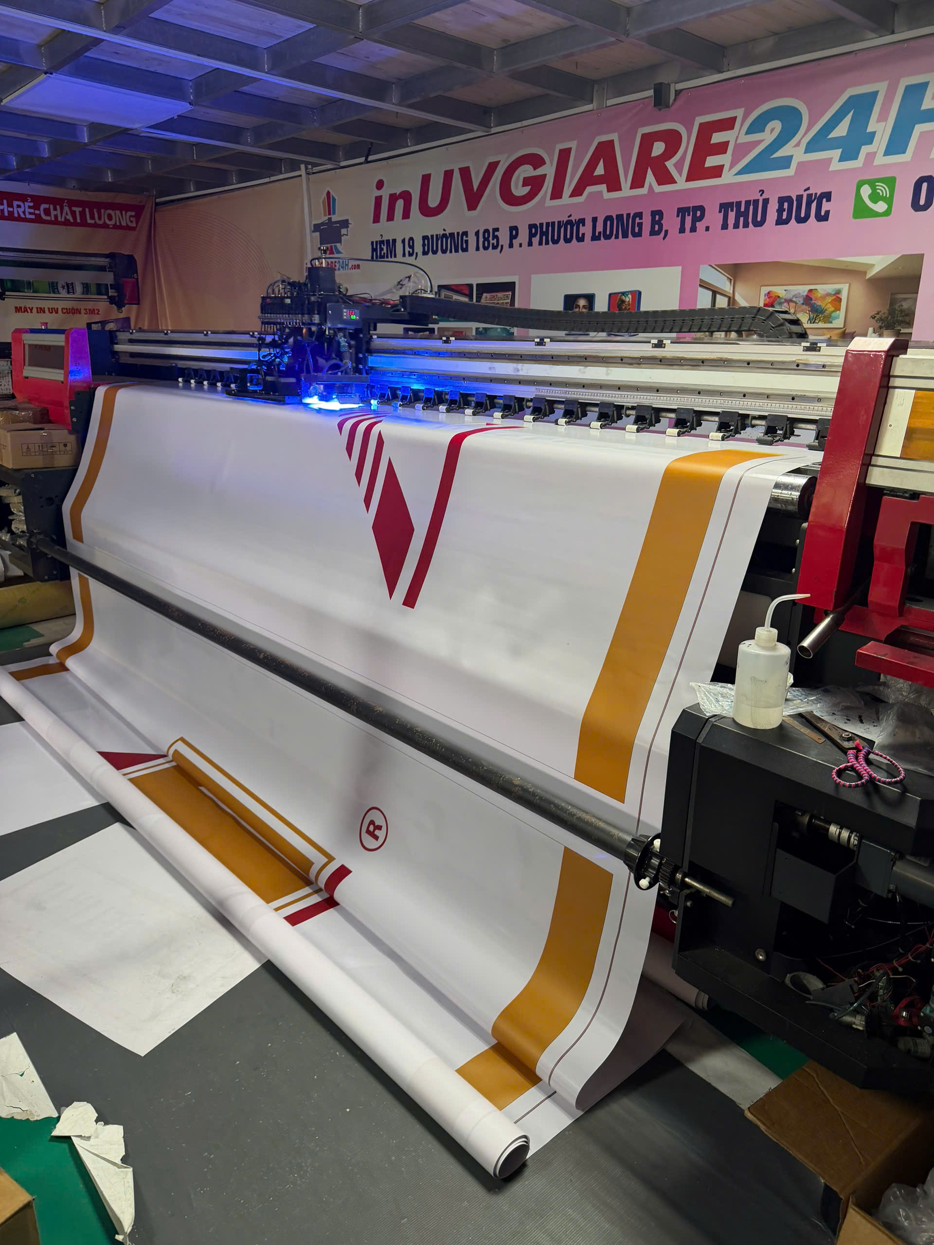 in UV bảng hiệu