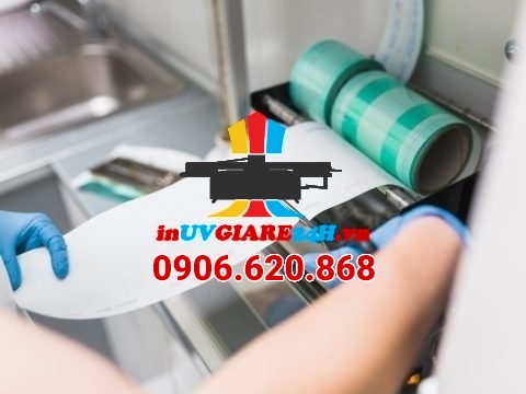 Ứng dụng in UV phẳng trong sản xuất quà tặng doanh nghiệp