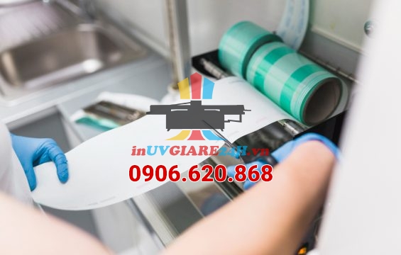 Ứng dụng in UV phẳng trong sản xuất quà tặng doanh nghiệp