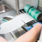 Ứng dụng in UV phẳng trong sản xuất quà tặng doanh nghiệp
