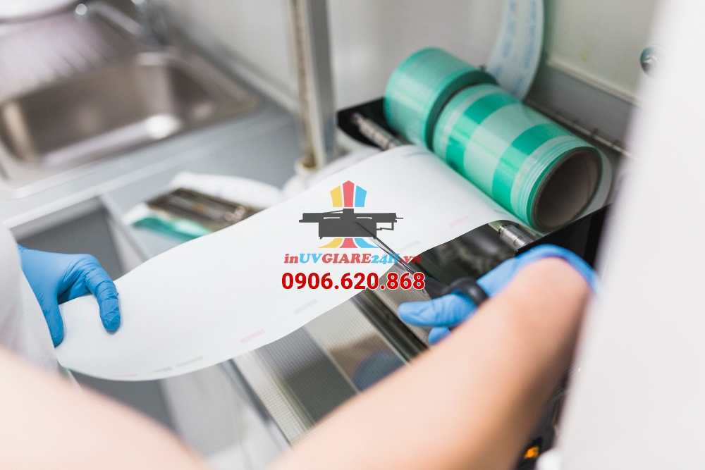 Ứng dụng in UV phẳng trong sản xuất quà tặng doanh nghiệp