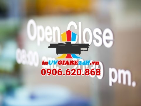 So sánh in decal dán kính UV và in thường: Loại nào tốt hơn?