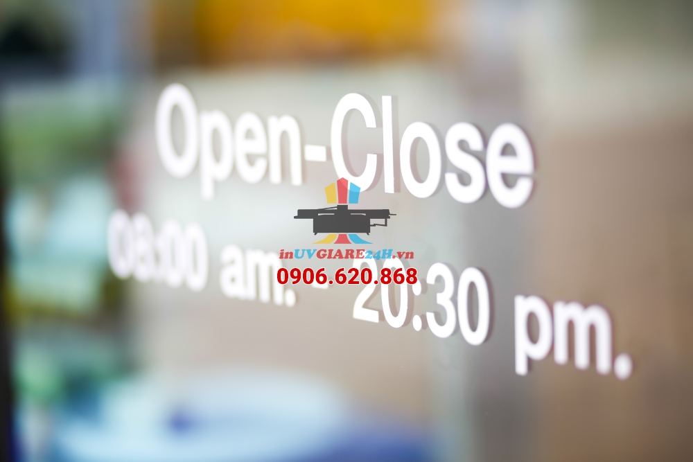So sánh in decal dán kính UV và in thường: Loại nào tốt hơn?