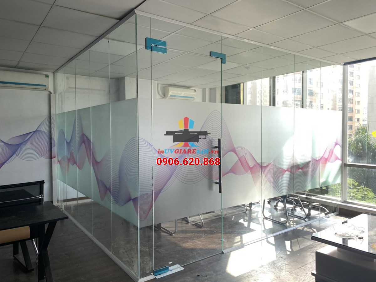 In decal mờ dán kính: Giải pháp trang trí và che mờ hiệu